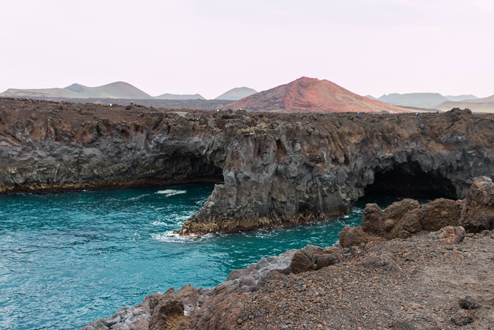 Hier ist die Lava ins Meer geflossen ...