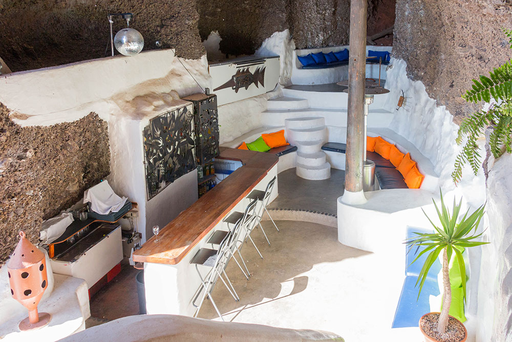 Bar in einer Höhle