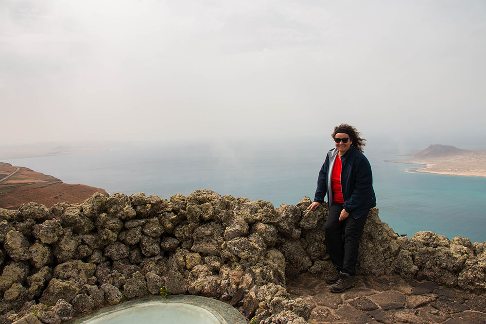 Heike im Wind auf dem Dach des Mirador del Río