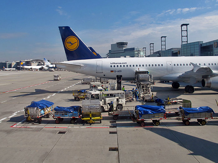 Blick aus dem Flugzeugfenster