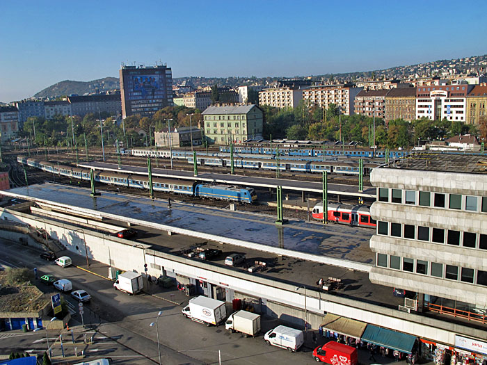 Vom Hotelfenster aus blicke ich auf den Bahnhof