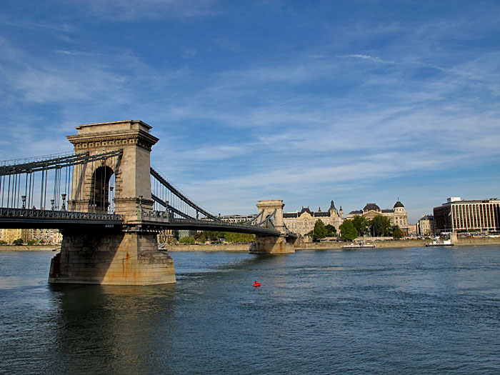 Die Kettenbrücke ist die erste Denkmalbrücke der Hauptstadt