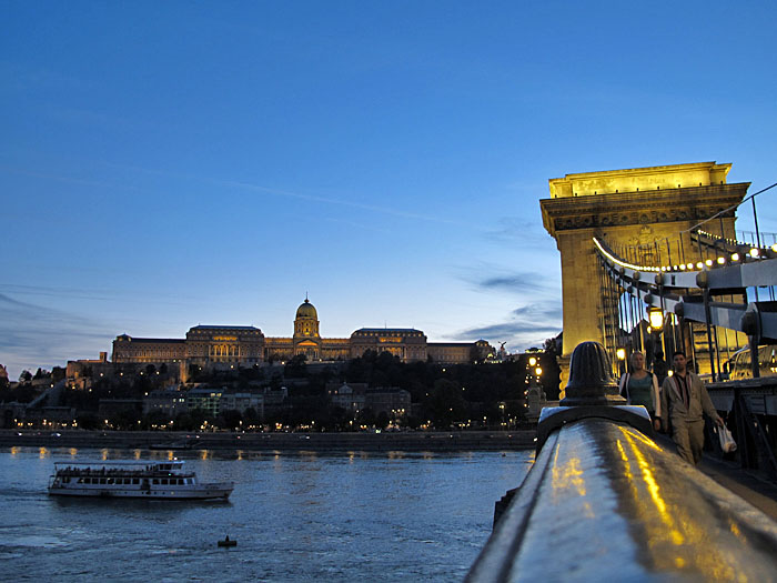 Kettenbrücke mit der Budaer Burg im Hintergrund