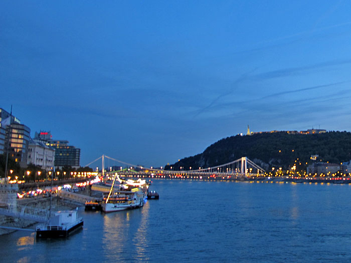 Elisabethbrücke mit der Zitadelle im Hintergrund