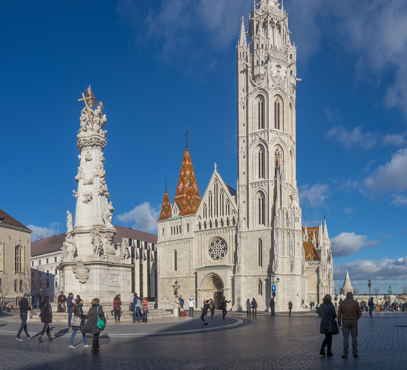 ... öffnet sich ein schöner Platz mit dem Pest-Denkmal und der Mattiaskirche