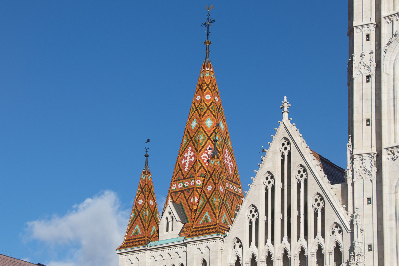 Das farbenfrohe Dach der Mattiaskirche