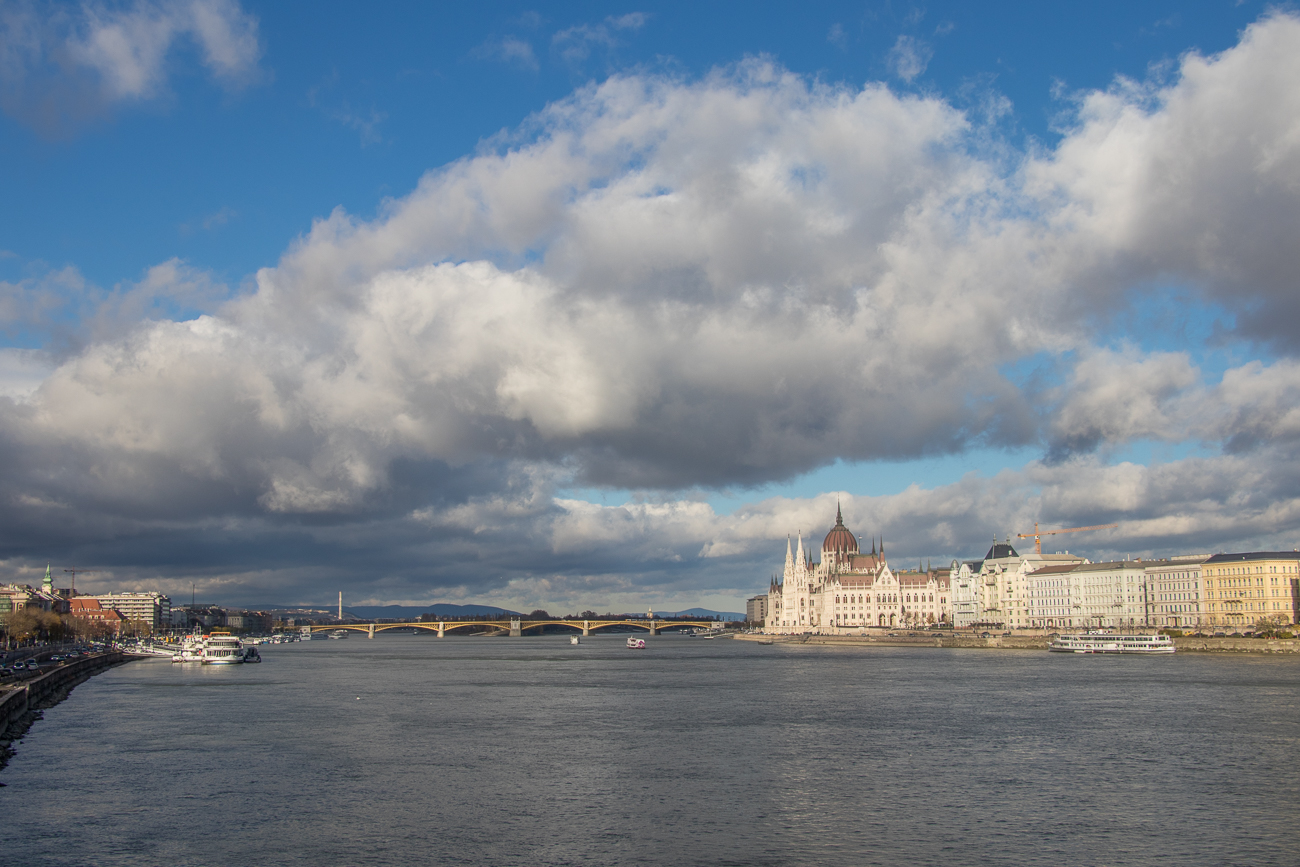 Nochmals die Margaretenbrücke und rechts das Parlament