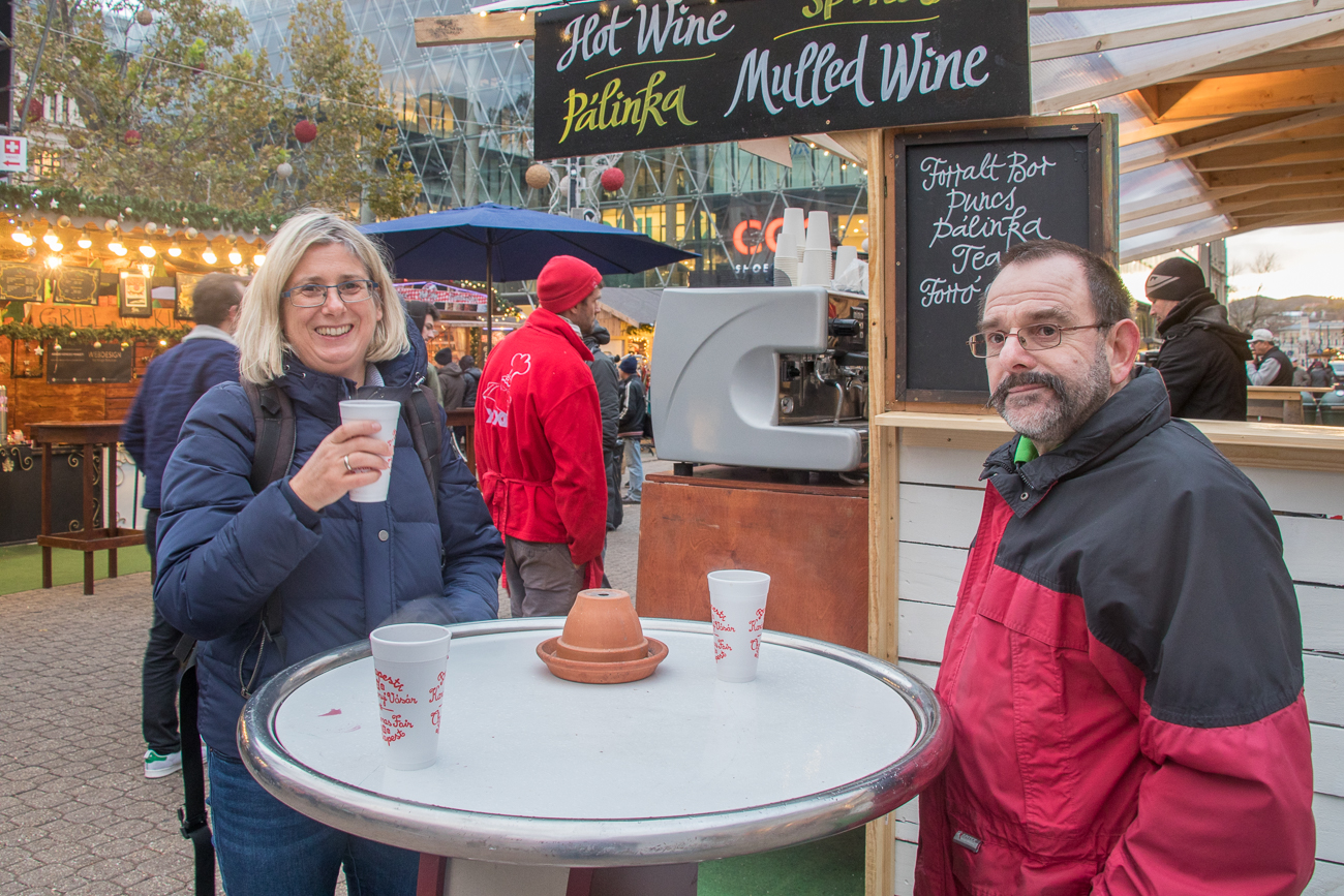 Kollegin und Kollege beim ungarischen Glühwein ;-)