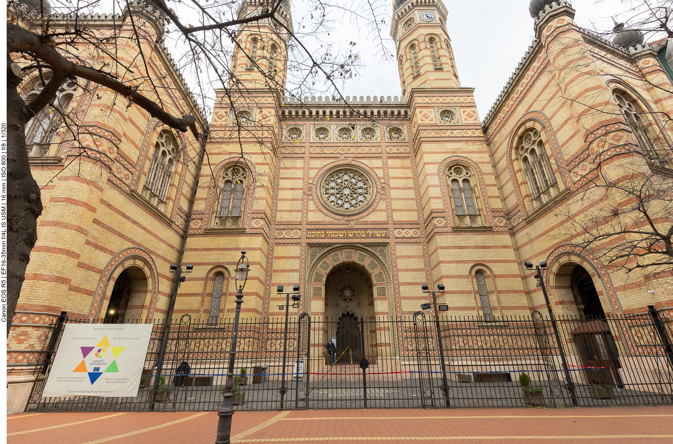 Die Große Synagoge in der Dohány utca, deutsch Tabakgasse, deshalb auch Tabaktempel genannt, ist eine nach Plänen des Wiener Architekten Ludwig Förster unter der Leitung von Ignaz Wechselmann 1854–59 im maurischen Stil für die Pester jüdische Gemeinde errichtete Synagoge in Budapest. Sie folgte dem gemäßigten Ritus, der in Ungarn als Neolog (etwa ähnlich dem Konservativen Judentum) bezeichnet wird und ist heute mit 2964 Sitzplätzen Europas größte Synagoge