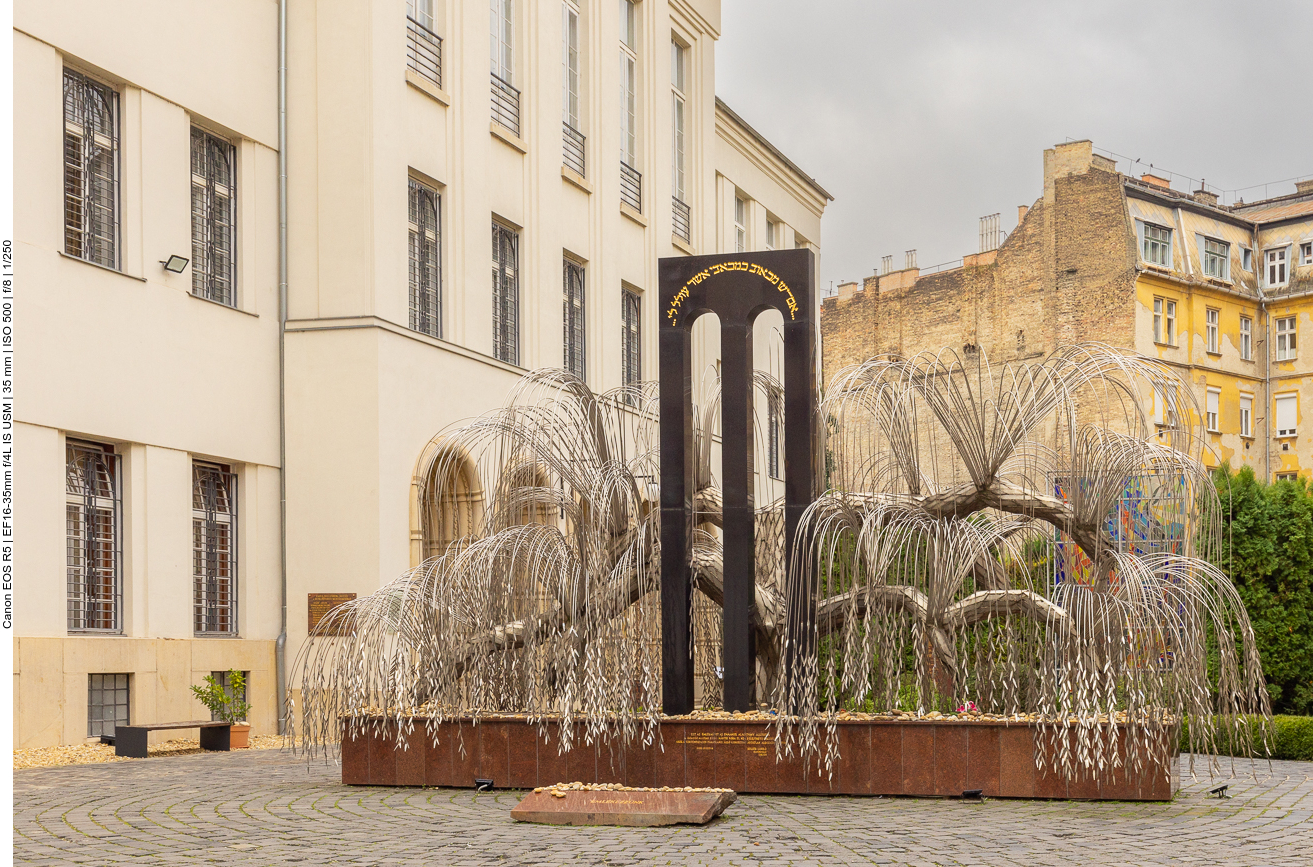 Der "Baum des Lebens", in Erinnerung an die ungarischen Opfer des Holocausts. Inschrift über dem Bogen aus "Klagelieder Jeremias": ... ob irgendein Schmerz ist wie mein Schmerz ...