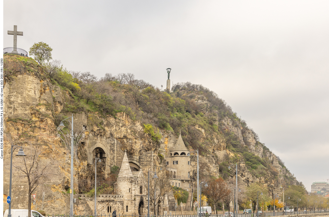 Kapelle in einem Höhlennetz am Berghang, die früher als Kloster und im 2. Weltkrieg als Feldlazarett genutzt wurde.