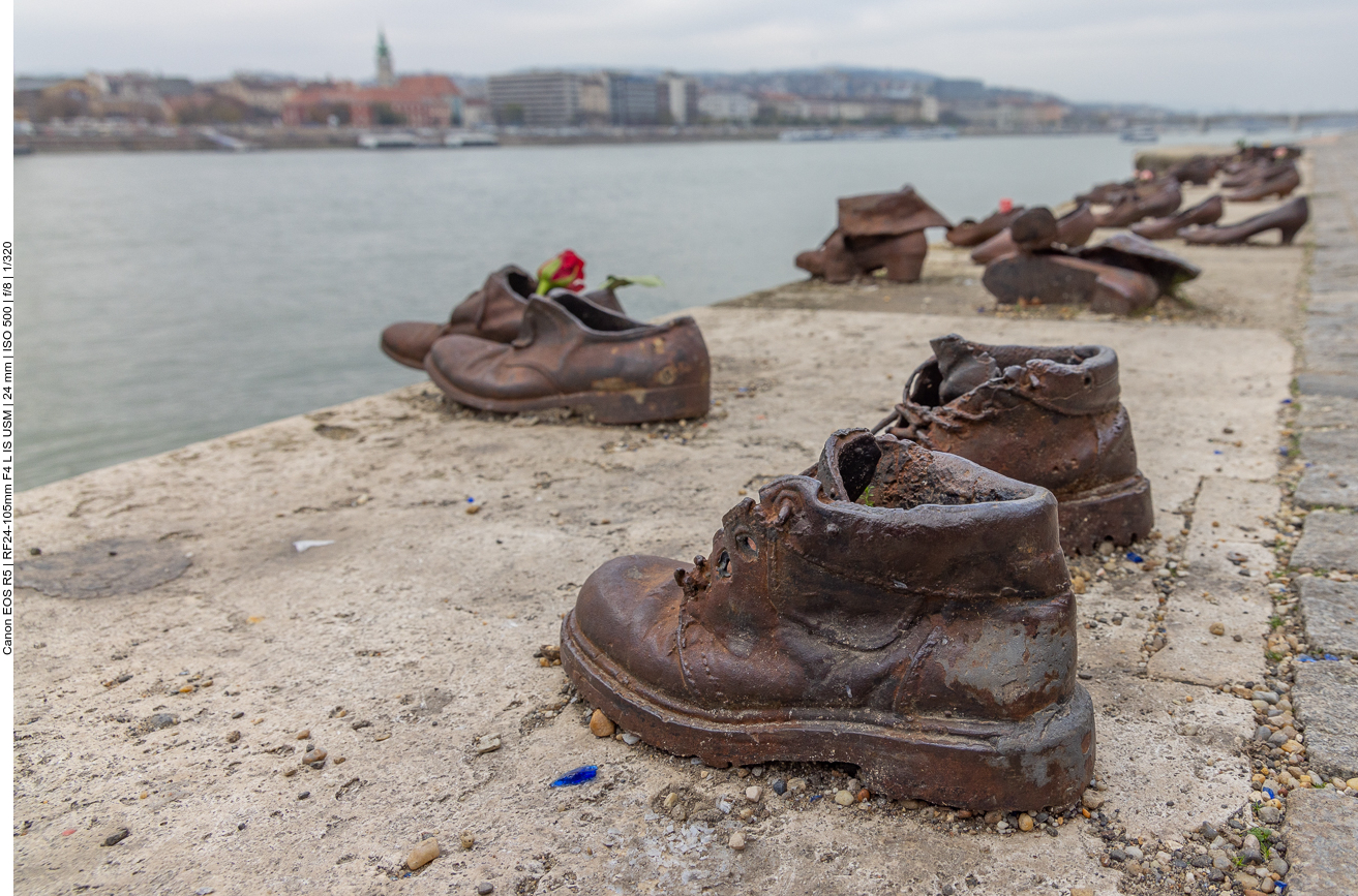 Die "Schuhe am Donauufer" ist ein Mahnmal in Budapest, das von Gyula Pauer und Can Togay zur Erinnerung an die Pogrome an Juden durch Pfeilkreuzler in Ungarn während des Zweiten Weltkriegs gestaltet wurde