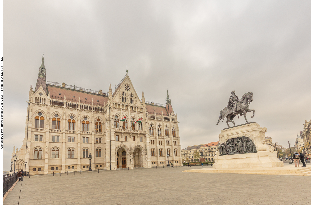 Das Parlamentsgebäude mit Reiterstandbild