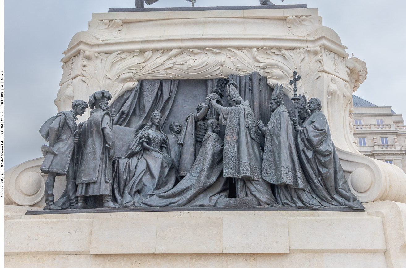 Relief mit Krönungszeremonie (Krönung Franz Josephs 1867 zum König von Ungarn) am Postament