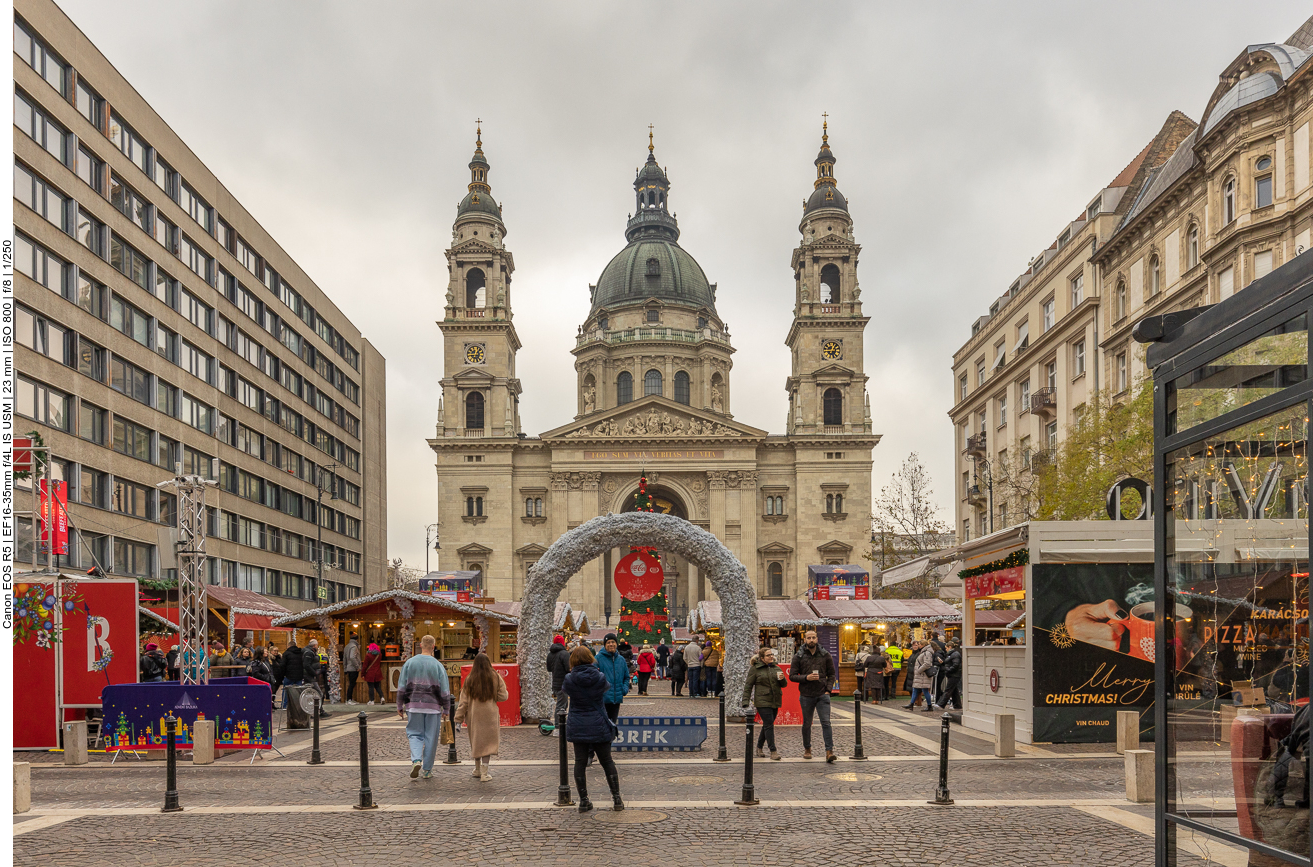 Die St.-Stephans-Basilika liegt am Szent István tér (St.-Stephans-Platz) im Stadtteil Pest und ist seit ihrer Einweihung im Jahre 1905 die größte Kirche der ungarischen Hauptstadt und Konkathedrale des römisch-katholischen Erzbistums Esztergom-Budapest