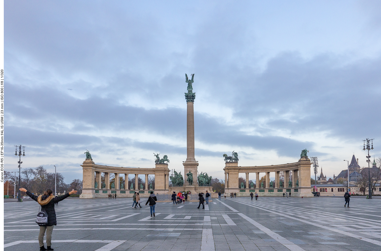 Auf dem Heldenplatz dominiert das 36 Meter hohe Millenniumsdenkmal