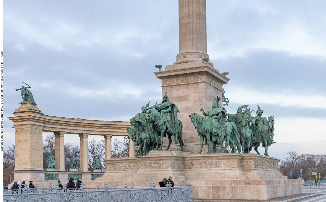 Er markiert dort er das Ende der Andrássy-Straße und ist das Tor zum Stadtwäldchen, das sich mit seinen Alleen direkt hinter dem Platz erstreckt