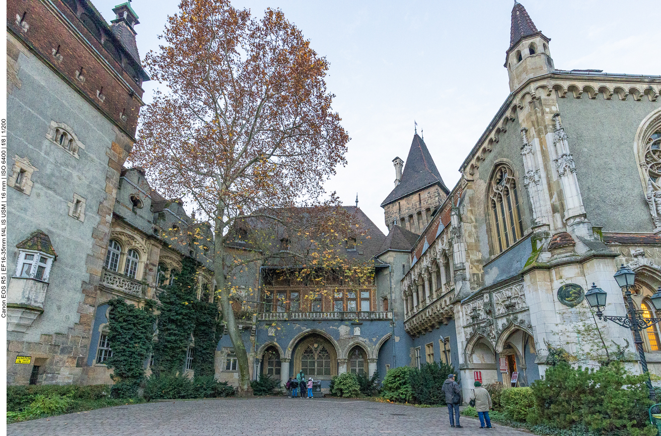 Im Innenhof der Burg