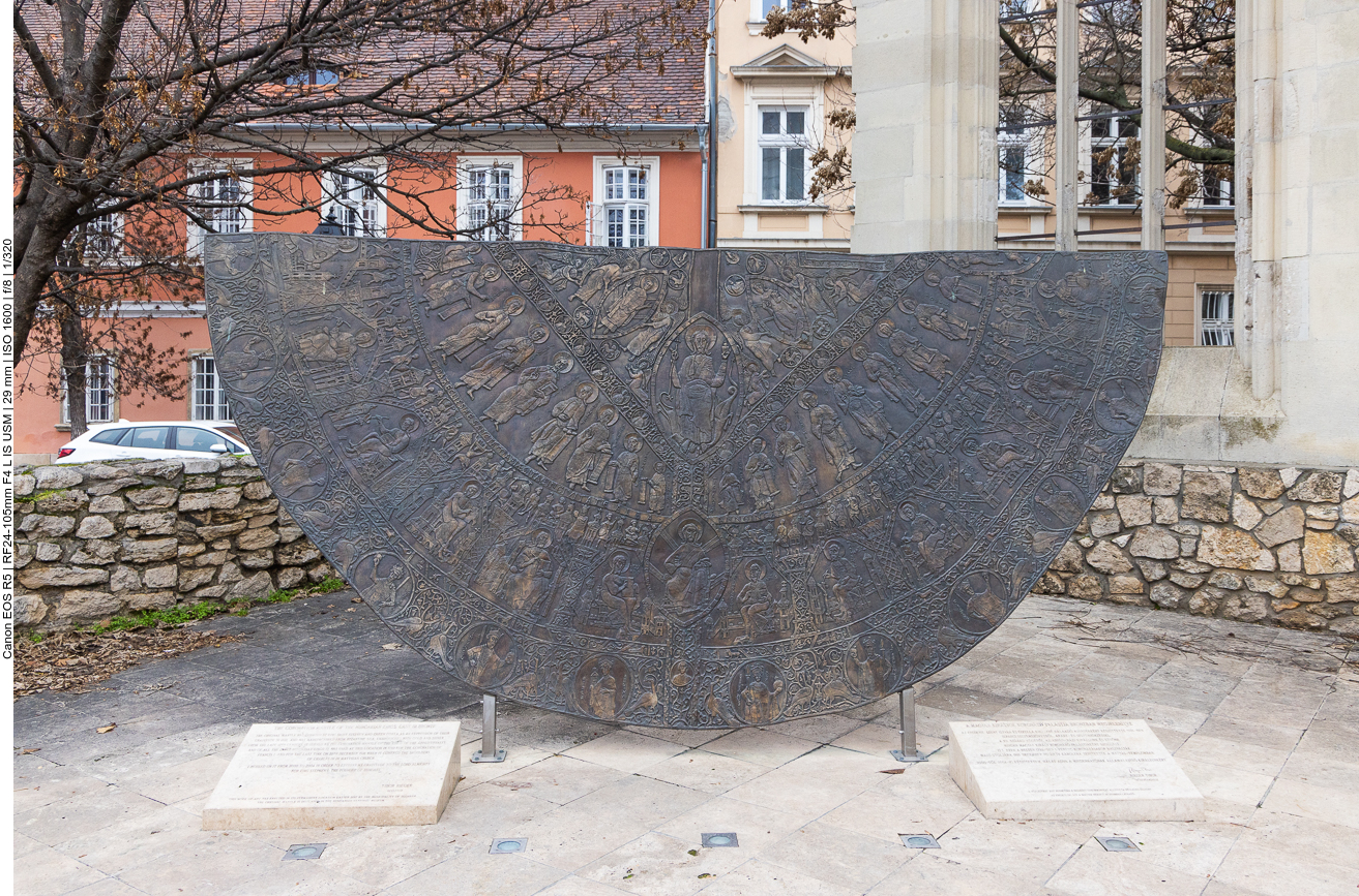 Bronze-Skulptur des Krönungsmantels der Ungarischen Könige
