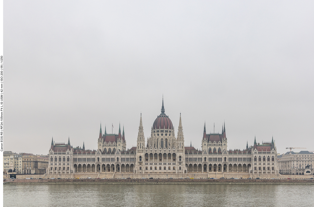 Das Parlamentsgebäude von der Budaer Seite aus gesehen