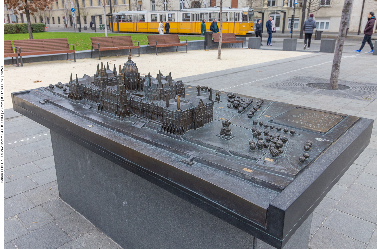 Nun wieder auf der Pester Seite: Das Parlamentsgebäude als Bronze-Skulptur