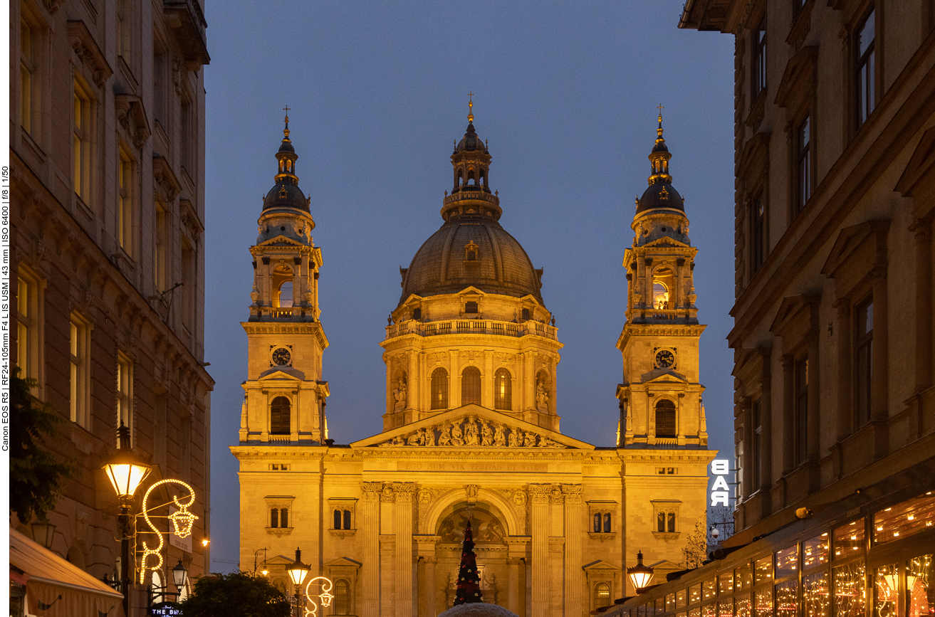 Die St.-Stephans-Basilika liegt am Szent István tér (St.-Stephans-Platz) im Stadtteil Pest und ist seit ihrer Einweihung im Jahre 1905 die größte Kirche der ungarischen Hauptstadt und Konkathedrale des römisch-katholischen Erzbistums Esztergom-Budapest