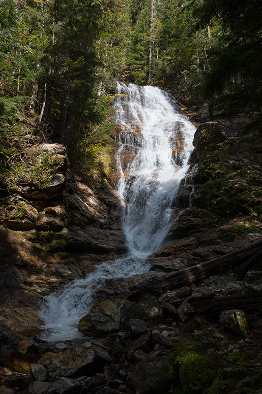 Wasserfall im Wald ...