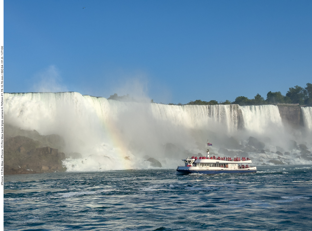 Das Schiff vor uns vor den American Falls