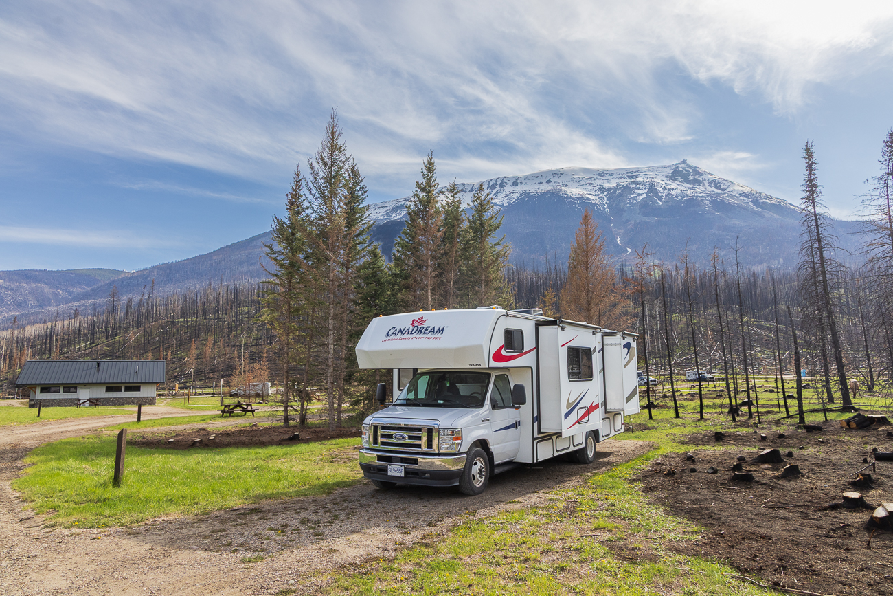 Unser Stellplatz auf dem Campground in Jasper. Deutlich sind noch die Spuren vom verheerenden Waldbrand im letzten Jahr zu sehen