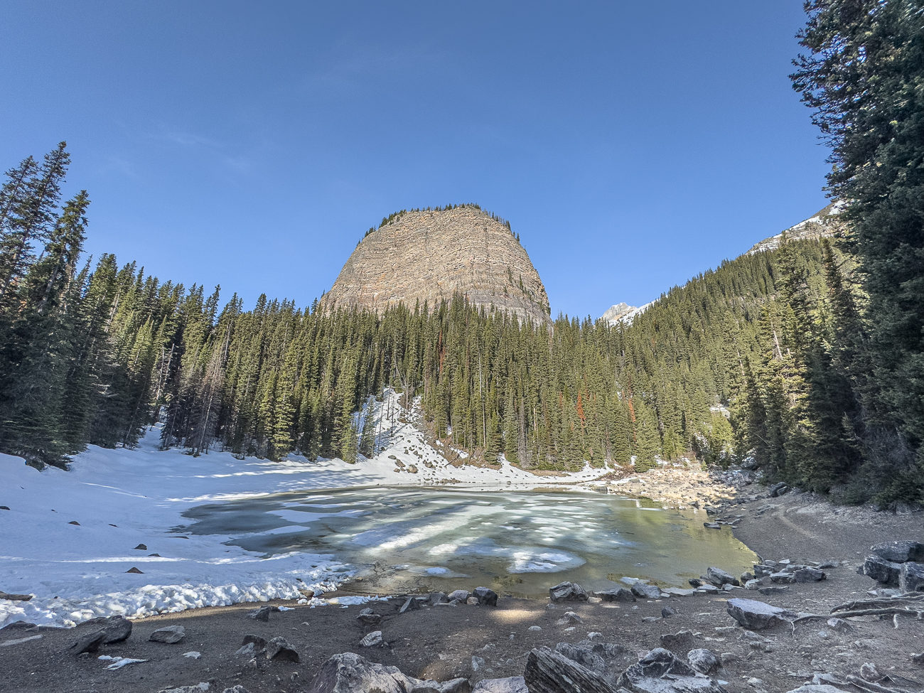 The Big Beehive &uuml;ber dem Mirroe Lake. Den Weg weiter zum Lake Agnes sparen wir uns, da dort noch mehr rutschiger Schnee auf uns warten w&uuml;rde
