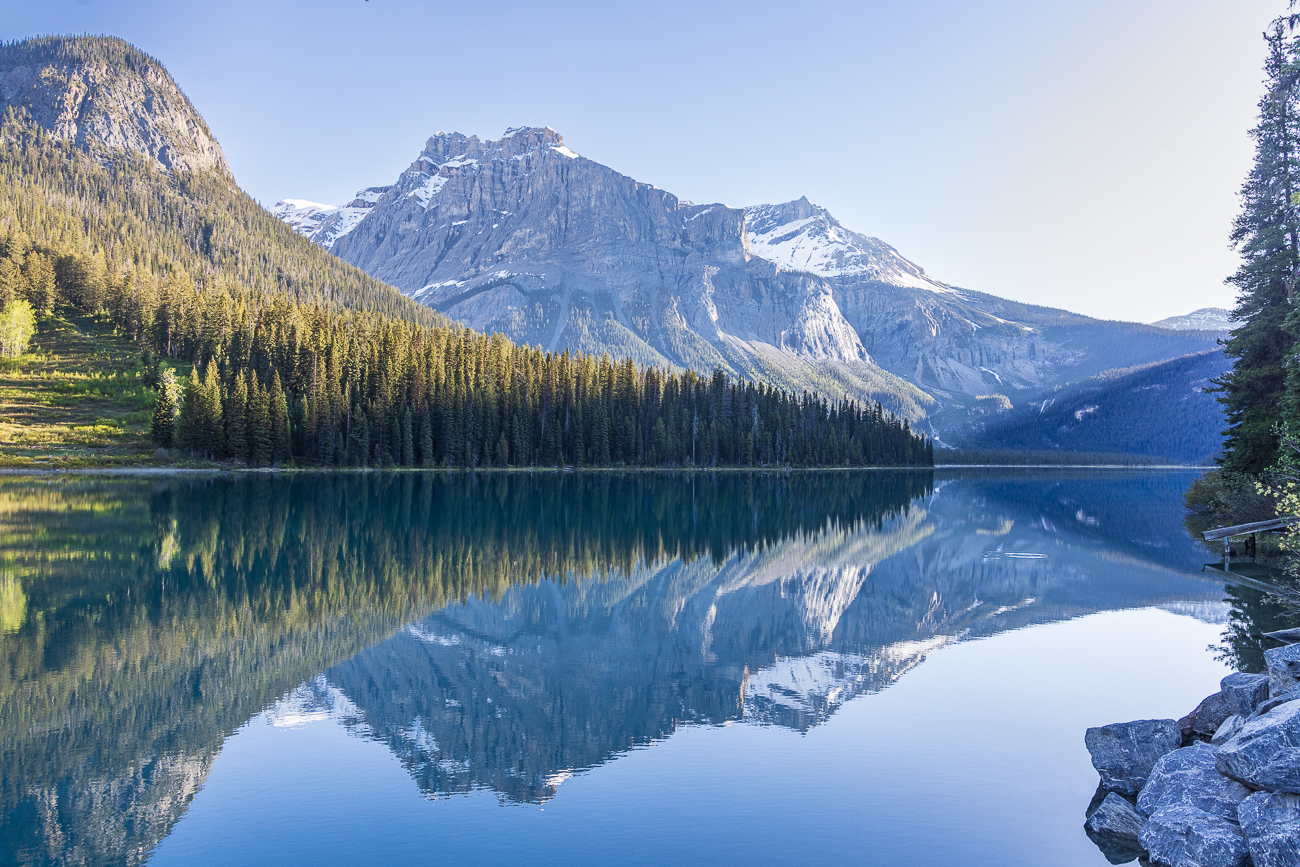 Berge und W&auml;lder spiegeln sich ...