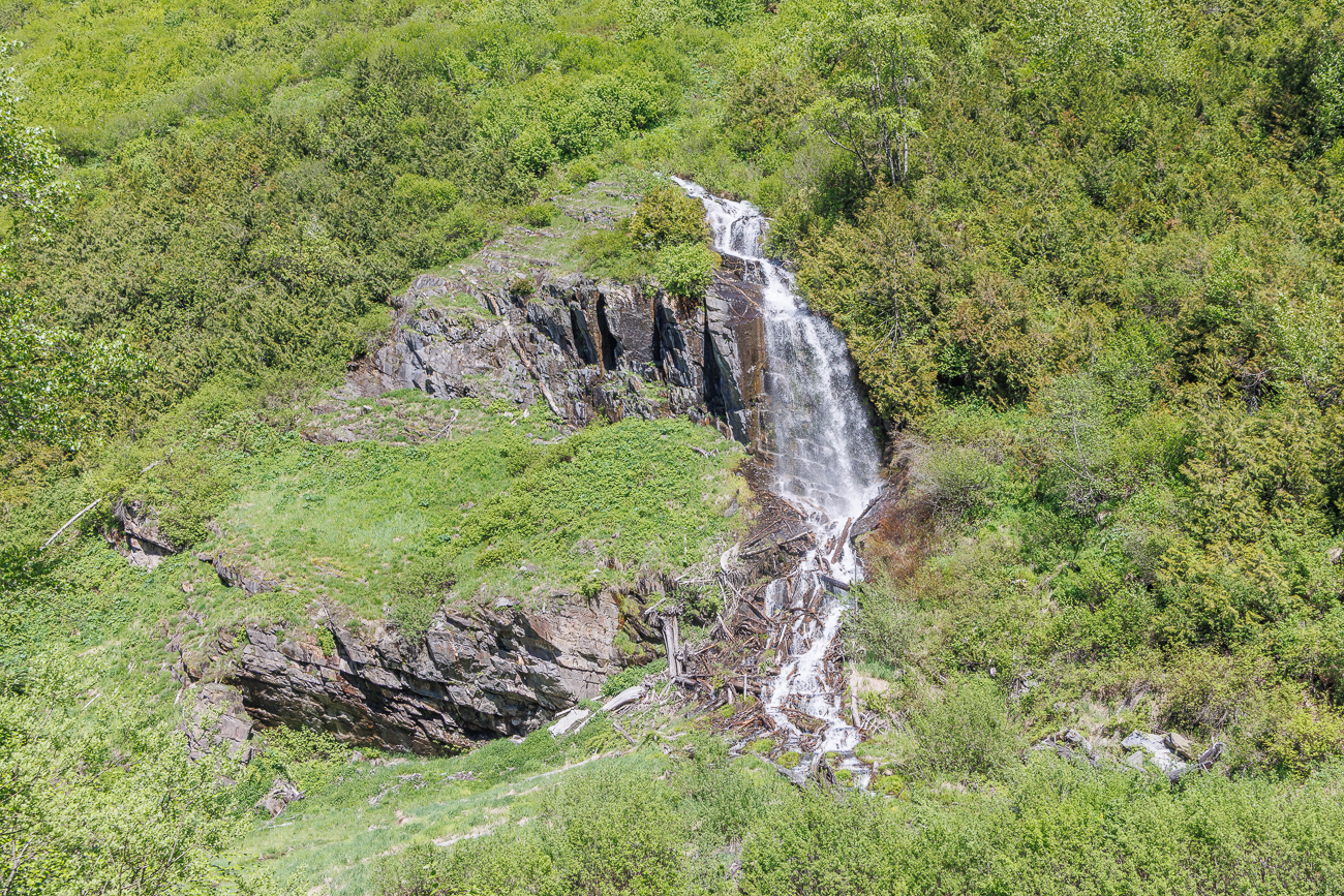 Wasserfall am Stra&szlig;enrand