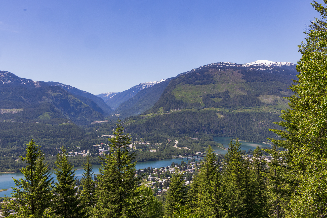 Durch das gegen&uuml;berliegende Tal folgt der Trans-Canada Highway dem Eagle River nach S&uuml;dwesten