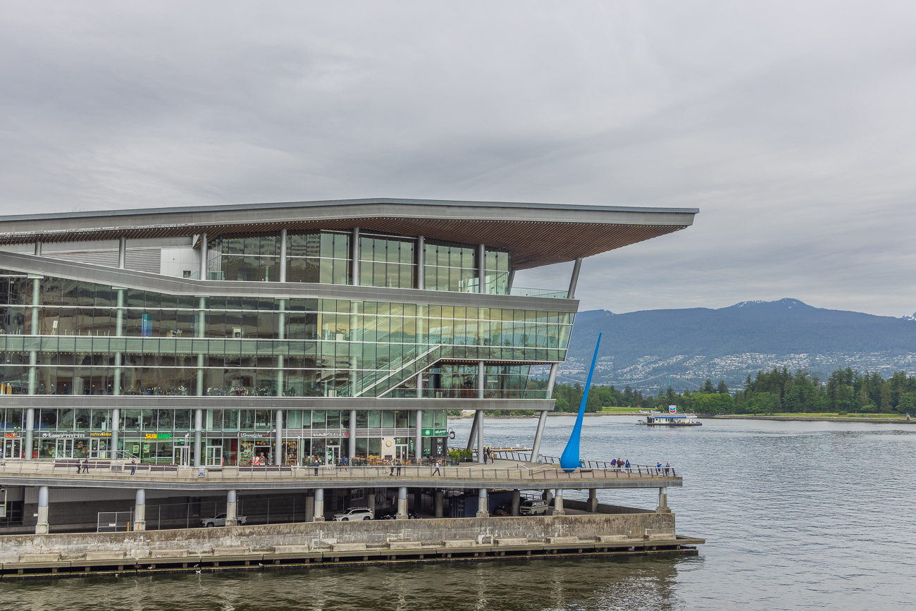 The Drop ist eine Stahlskulptur, die einem Regentropfen ähnelt und von der deutschen Künstlergruppe Inges Idee entworfen wurde. Sie steht auf dem Bon Voyage Plaza im Coal Harbour-Viertel in der Innenstadt von Vancouver.