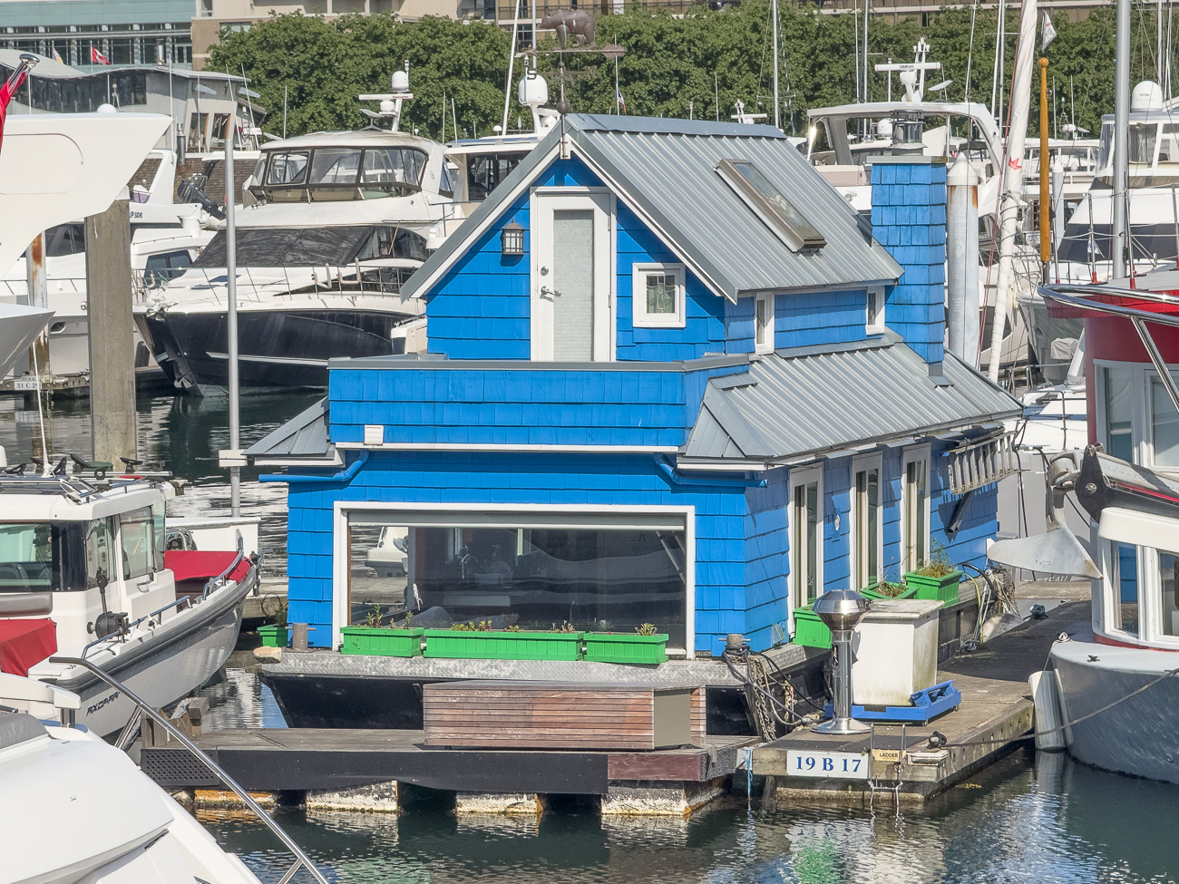 Hausboot im Yachthafen
