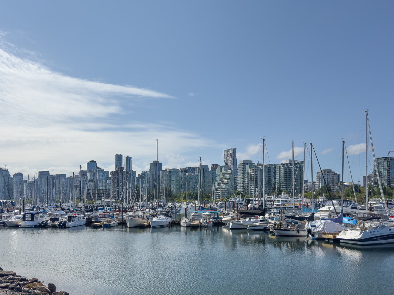 Blick &uuml;ber den Yachthafen zur Waterfront Skyline