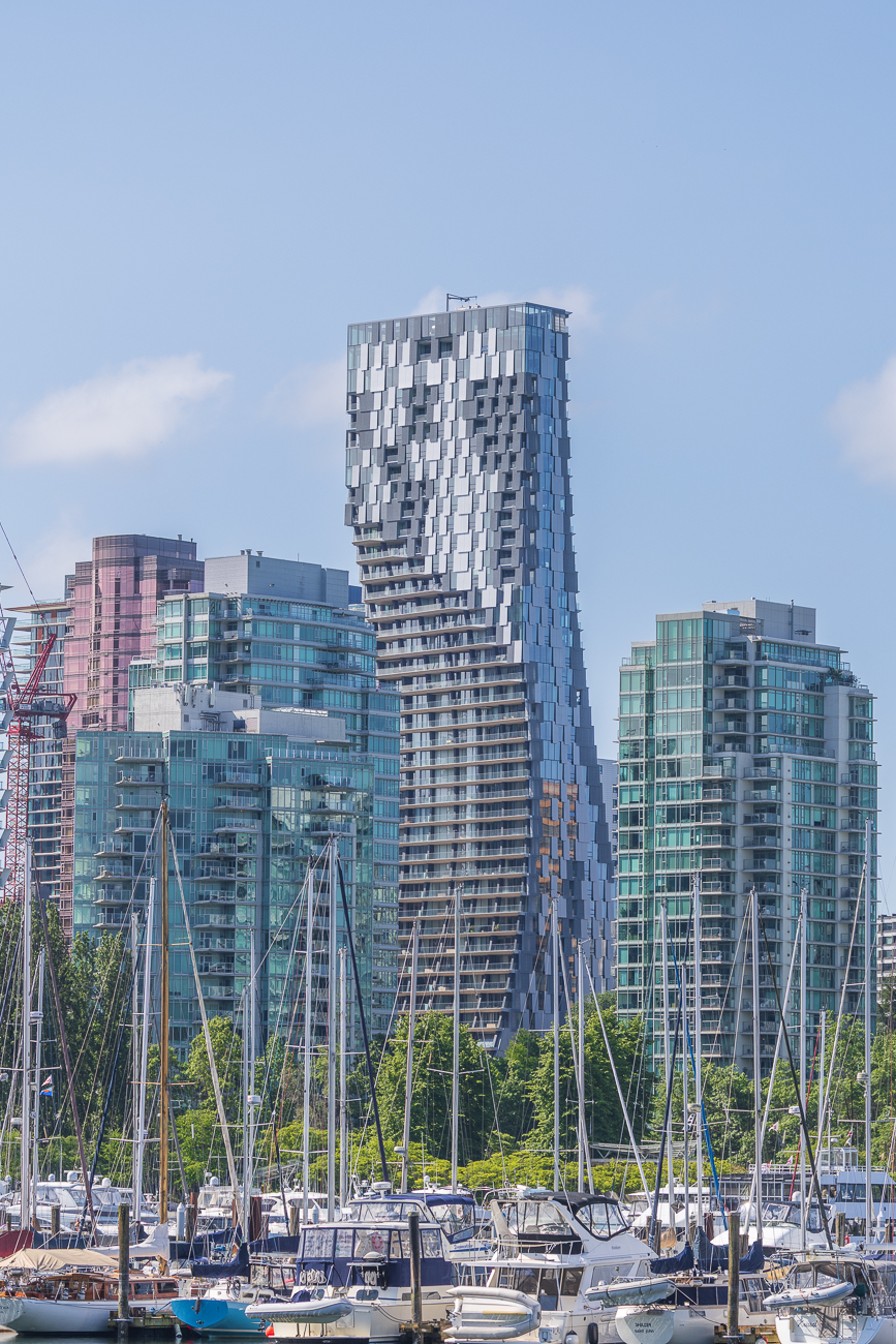 Blick &uuml;ber den Yachthafen auf die Hochh&auml;user Vancouvers
