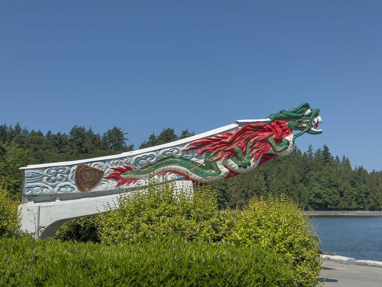 Nachbildung der Galionsfigur aus dem Schiff der Kaiserin Japans mit Blick auf die L&ouml;wengatter-Br&uuml;cke 