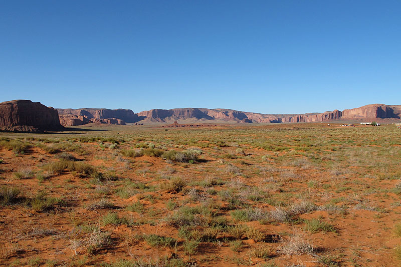 Vor uns breitet sich das Monument Valley aus