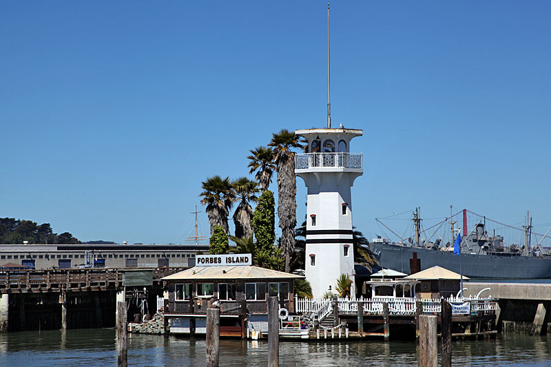 Alter Leuchtturm im Hafen