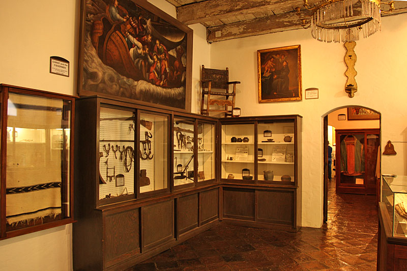 Im Inneren der Gebäude sind Relikte aus früherer Zeit ausgestellt