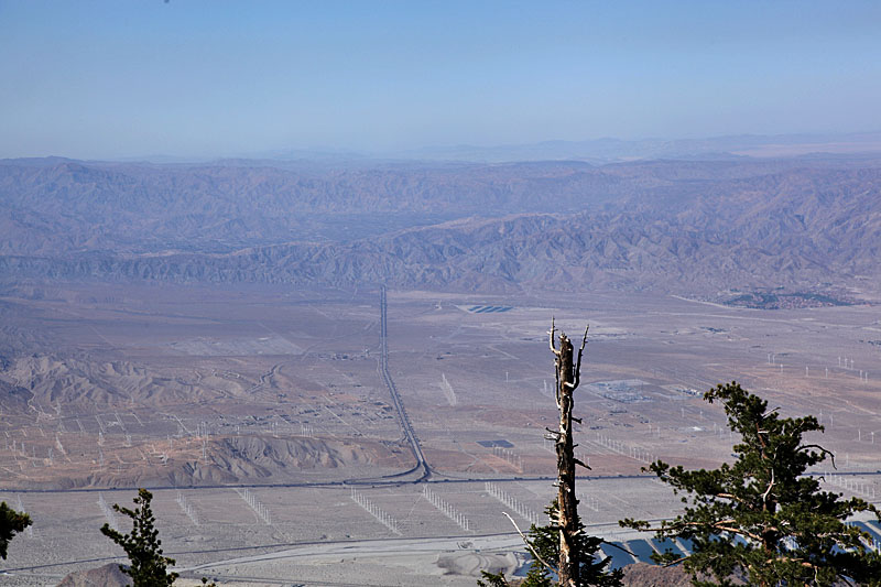 Von dort aus kann man die gesamte Ebene überblicken, bis zu den Little San Bernadino Mountains