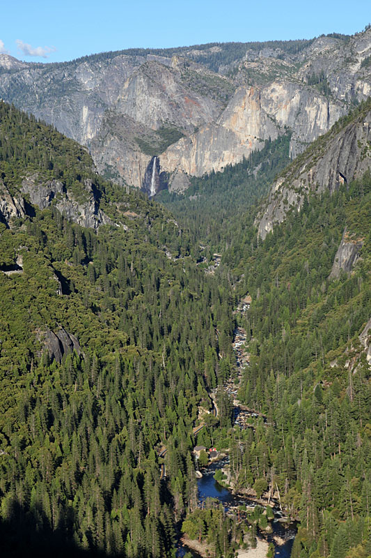 Der Fluss im Vordergrund wird duch den Wasserfall im Hintergrund gespeist