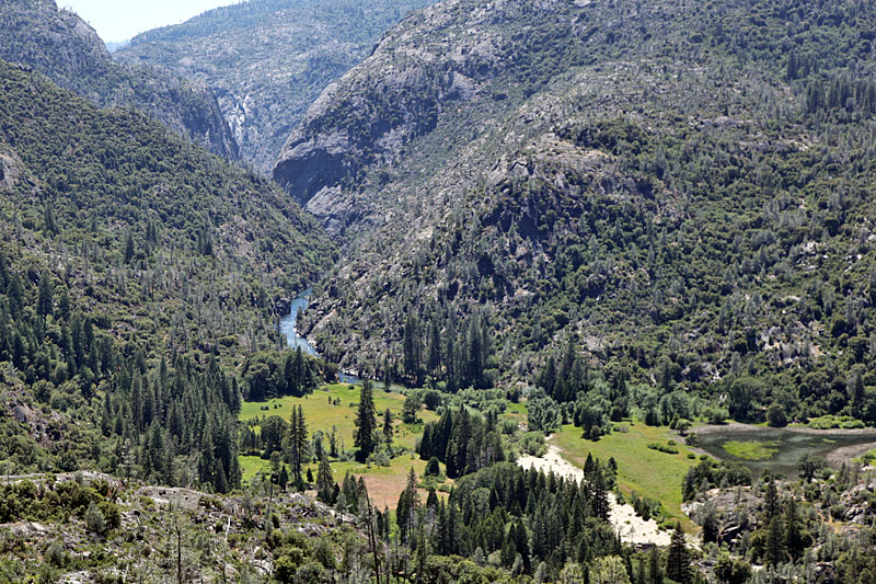 Der Abfluss des Stausees ins Tal