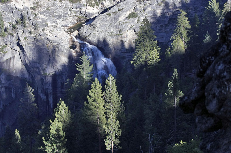 Diesen Wasserfall sieht man vom Glacier Point aus nur, wenn man gut danach sucht