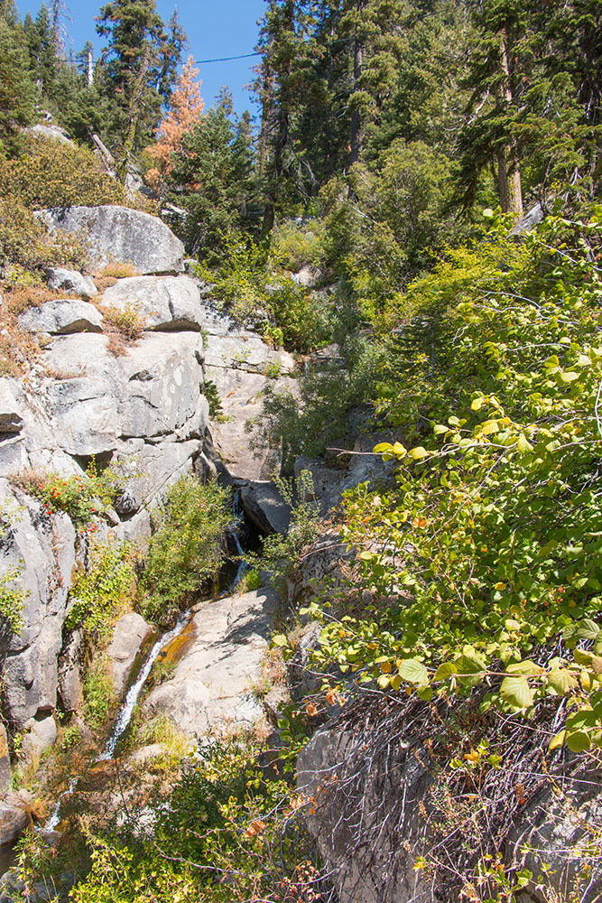 Ein kleiner Wasserfall stürzt sich die Felsen hinab