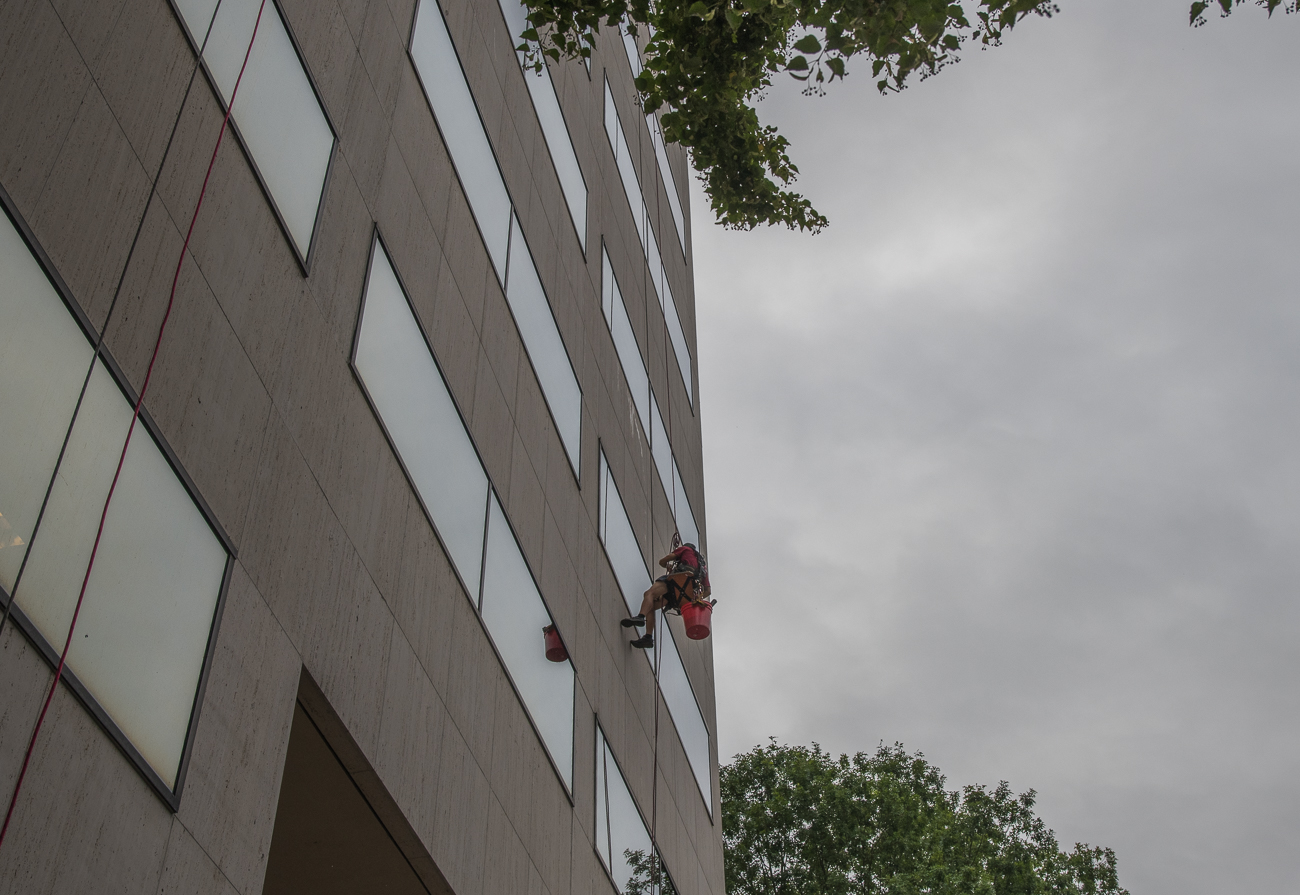 Fensterputzer an der Fassade ...