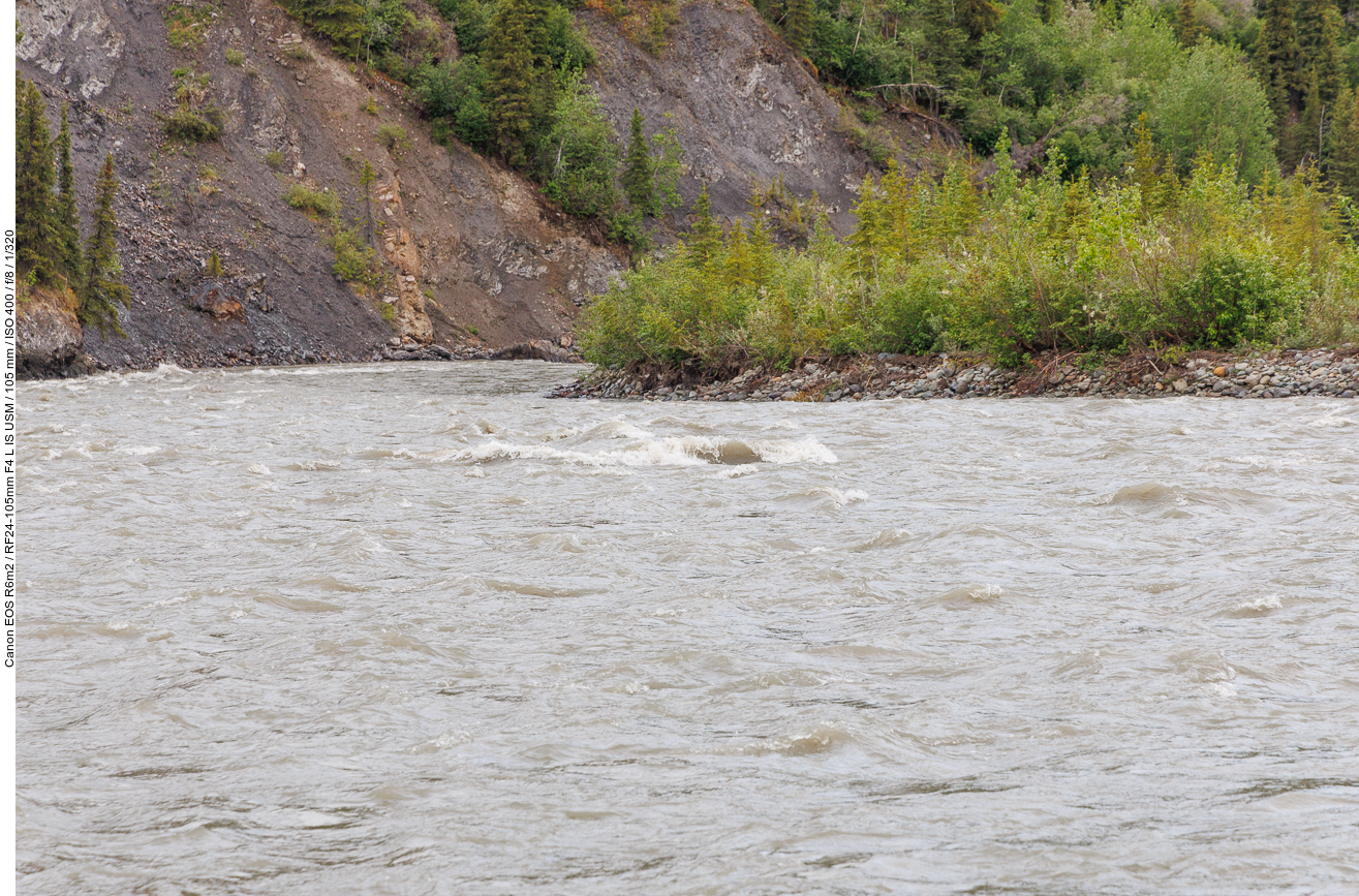 Leichtes Wildwasser am River