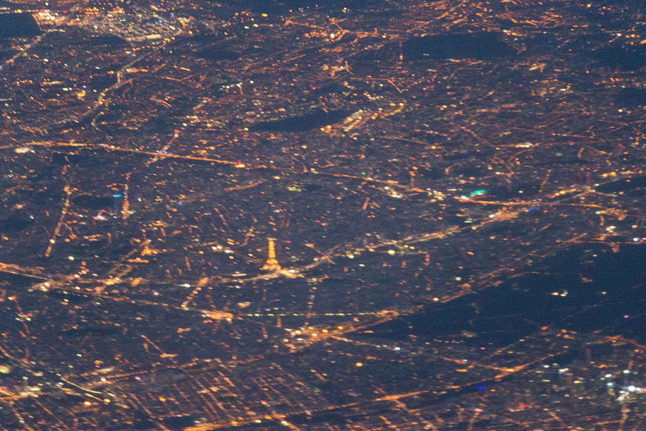 Über Paris: Trotz des verwackelten Fotos (ISO 5000!) erkennt man den Eiffelturm 