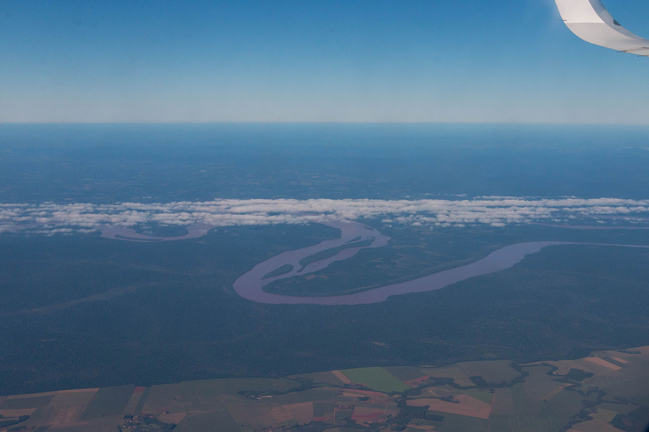 Der Rio Paraná schlängelt sich durch den Wald 